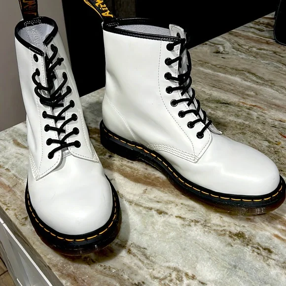 Dr. Martens 1460 SMOOTH LEATHER LACE UP BOOTS White Unisex Sz 6 Mens Dr. Martens 1460 SMOOTH LEATHER LACE UP BOOTS White Unisex  main image 2